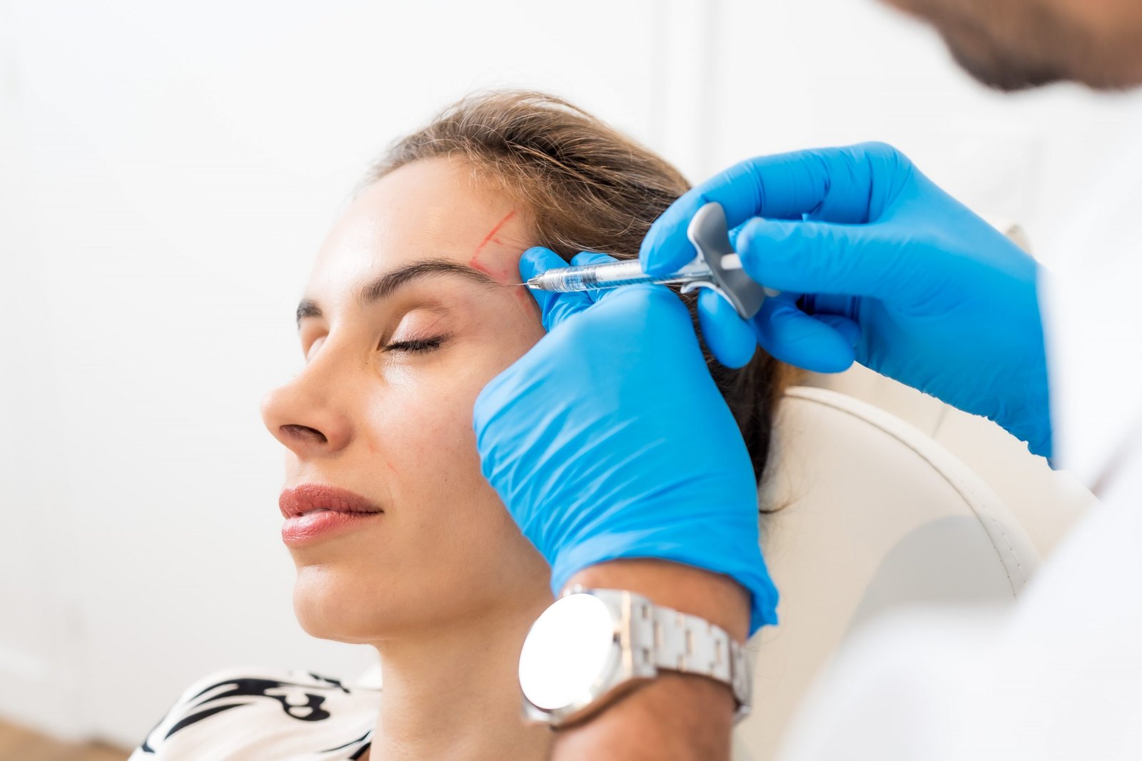 Injection d'acide hyaluronique sans douleur par Romain Ganem médecin esthétique paris